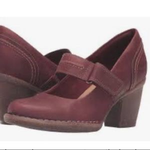 FREE SHIPPING! Clarks Pumps